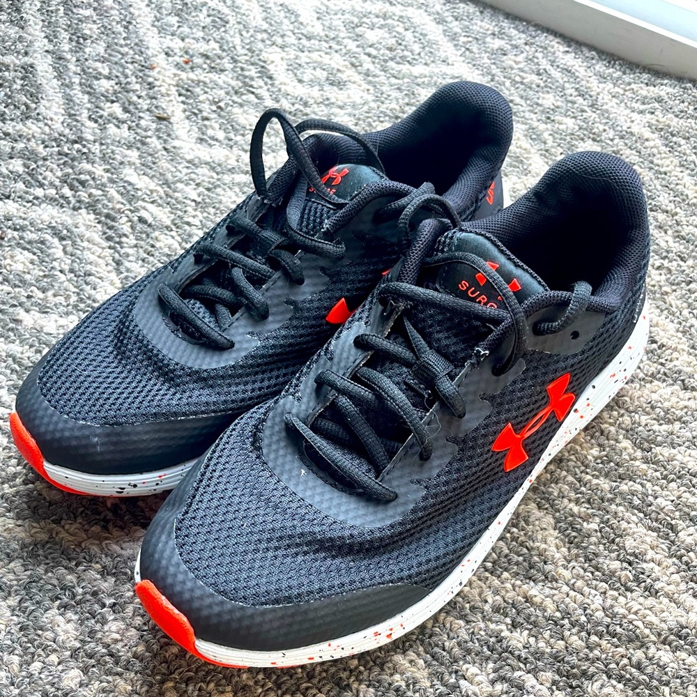 Boys under armour size: 6Youth
